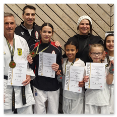 Der Nachwuchs aus Villingen bereitete sich gezielt auf die neuen Wettkampfregeln vor und erzielte überzeugende Ergebnisse. Coach Damiano Curcio äußerte sich sehr zufrieden mit dem Ergebnis seiner Athleten. In allen drei Kumite-Kategorien – Leistungsklasse, Masterklasse und Teamwettbewerb – wurden Podestplätze erreicht. 